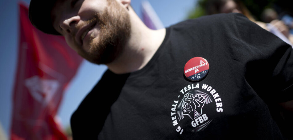 Nur die Spitze des Eisbergs: Behinderung der IG Metall bei Tesla in Grünheide – Foto: IPON / Stefan Boness Nur die Spitze des Eisbergs: Behinderung der IG Metall bei Tesla in Grünheide – Foto: IPON / Stefan Boness