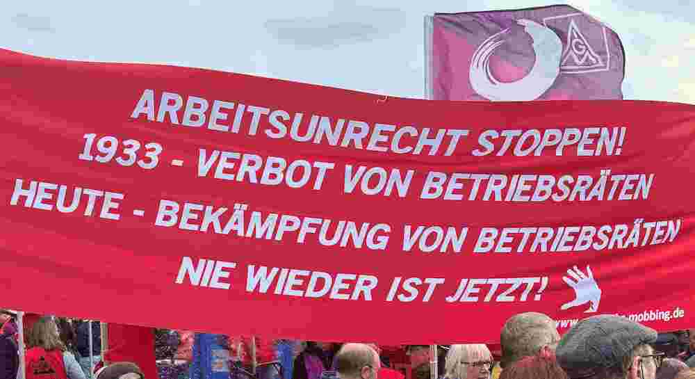 Protest gegen Arbeitsunrecht bei IGM-Kundgebung in Frankfurt/M. am 15.03.2025 – Bild: Komitee „Solidarität gegen BR-Mobbing!“