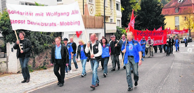 Rund 100 Arbeitnehmervertreter zogen vor Verfahrensbeginn mit Bannern und Fahnen durch Weinheim, um ihre Solidarität zu bekunden. BILD: ROOS